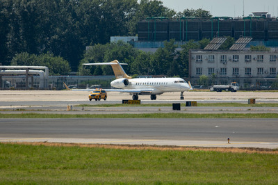 P4-BFK Angola_GLEX (president) taxi.jpg